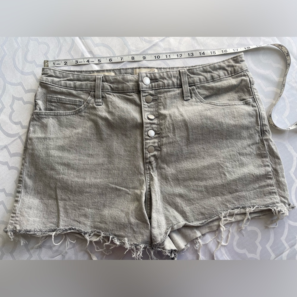 Universal Thread vintage midi light grey shorts - size 14/32R